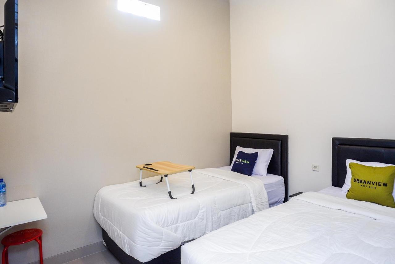 Urbanview Hotel Near Alun Alun Tegal 直葛 外观 照片