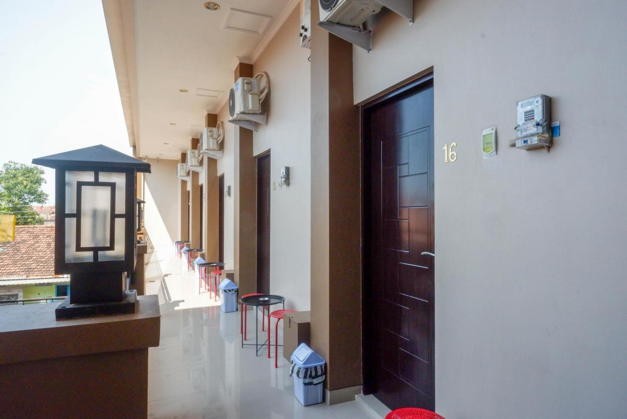 Urbanview Hotel Near Alun Alun Tegal 直葛 外观 照片